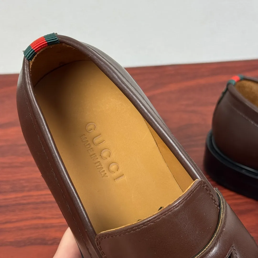 Batch 980 Gucci/Gucci new men's solid color leather loafers! These elegant loafers are crafted from soft glossy cowhide and are available in two styles. The upper is decorated with genuine leather buckles, adding low-key and unique logo pattern elements. Simple style design. Classic European and American last style. Standard style. Red and green webbing decoration on the heel embellishes brand style details. Select high-quality leather, look at the details for textured workmanship, dyed calfskin lining, uniform and delicate pores, soft and comfortable. Thickened leather outsole, composite rubber bottom sheet at the heel, excellent foot comfort, wear-resistant and non-slip, the first choice for light luxury, versatile for footwear, and comes with a full set of packaging! Size: 39-40-41-42-43-44 leather shoe size (38.45.46 can be customized) Item number: 812168 Leather surface coffee color